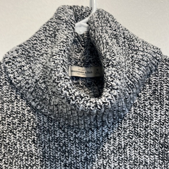 Turtle-Neck Sweater - Picture 4 of 6